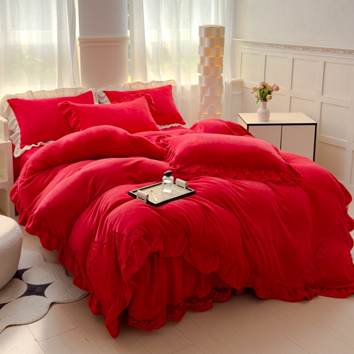 91家纺网 家纺一手货源 找家纺 睡美人 2025韩版蕾丝牛奶绒套件公主风床裙床单款四件套 花蝴蝶-纯红色