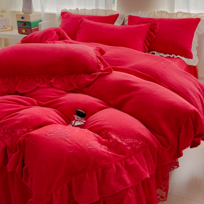 91家纺网 家纺一手货源 找家纺 睡美人 2025韩版蕾丝牛奶绒套件公主风床裙床单款四件套 花蝴蝶-纯红色