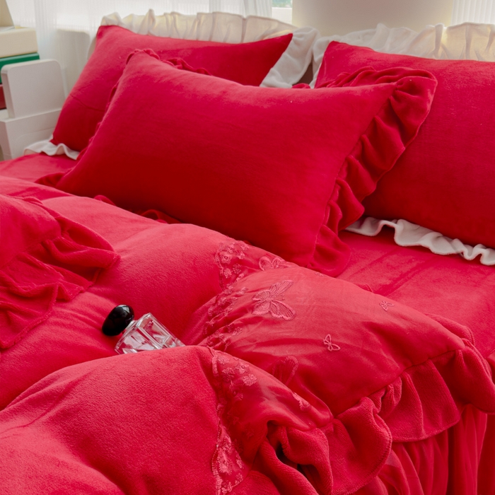 91家纺网 家纺一手货源 找家纺 睡美人 2025韩版蕾丝牛奶绒套件公主风床裙床单款四件套 花蝴蝶-纯红色
