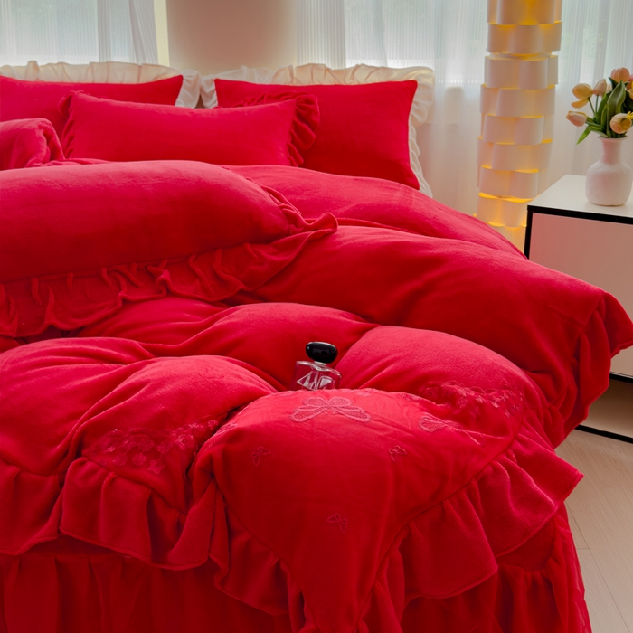 91家纺网 家纺一手货源 找家纺 睡美人 2025韩版蕾丝牛奶绒套件公主风床裙床单款四件套 花蝴蝶-纯红色