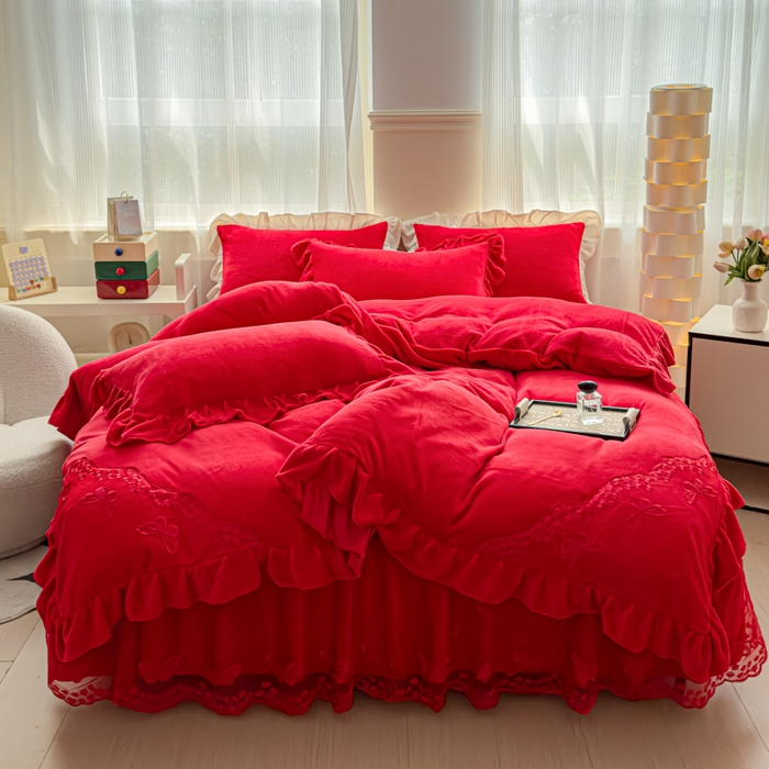 91家纺网 家纺一手货源 找家纺 睡美人 2025韩版蕾丝牛奶绒套件公主风床裙床单款四件套 花蝴蝶-纯红色