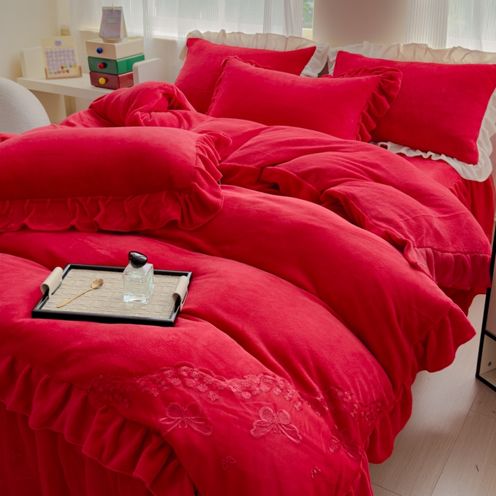 91家纺网 家纺一手货源 找家纺 睡美人 2025韩版蕾丝牛奶绒套件公主风床裙床单款四件套 花蝴蝶-纯红色