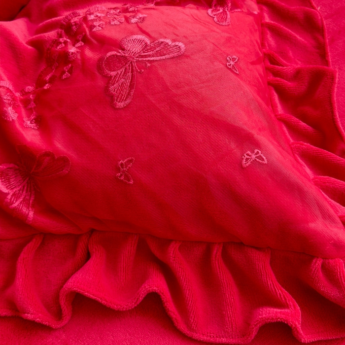 91家纺网 家纺一手货源 找家纺 睡美人 2025韩版蕾丝牛奶绒套件公主风床裙床单款四件套 花蝴蝶-纯红色