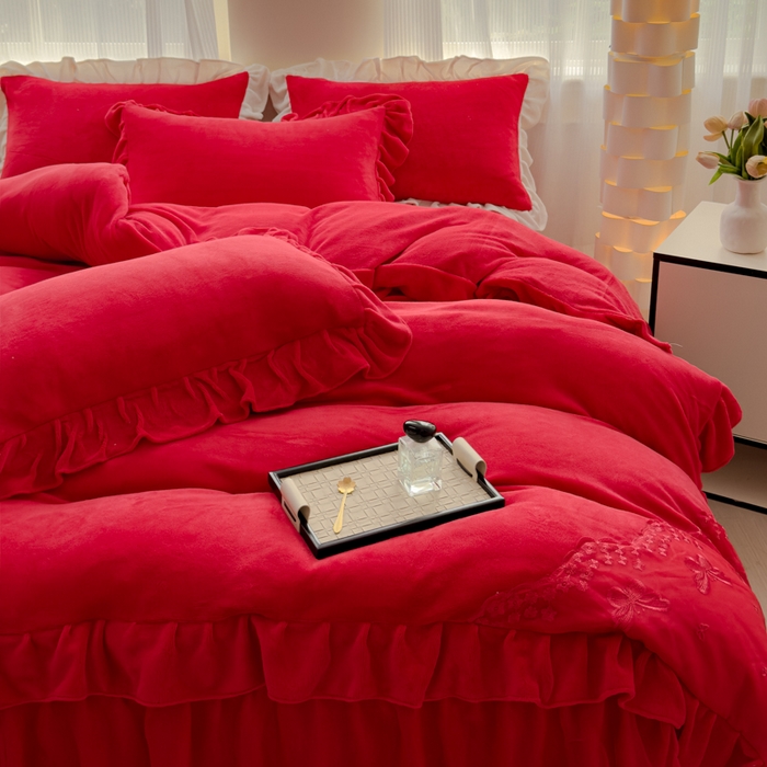 91家纺网 家纺一手货源 找家纺 睡美人 2025韩版蕾丝牛奶绒套件公主风床裙床单款四件套 花蝴蝶-纯红色