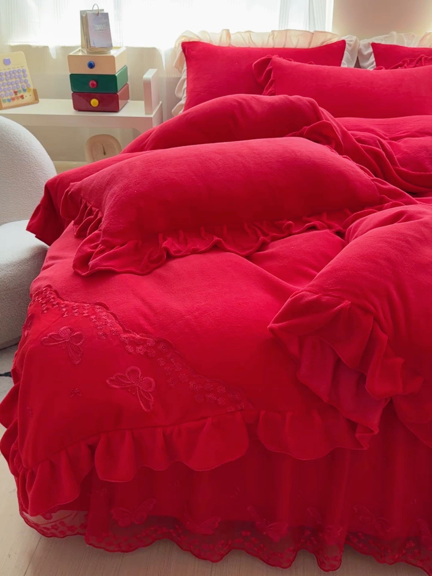 91家纺网 家纺一手货源 找家纺 睡美人 2025韩版蕾丝牛奶绒套件公主风床裙床单款四件套 花蝴蝶-纯红色