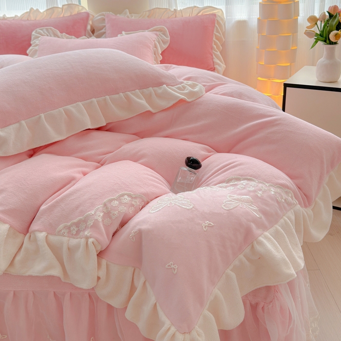 91家纺网 家纺一手货源 找家纺 睡美人 2025韩版蕾丝牛奶绒套件公主风床裙床单款四件套 花蝴蝶-公主粉