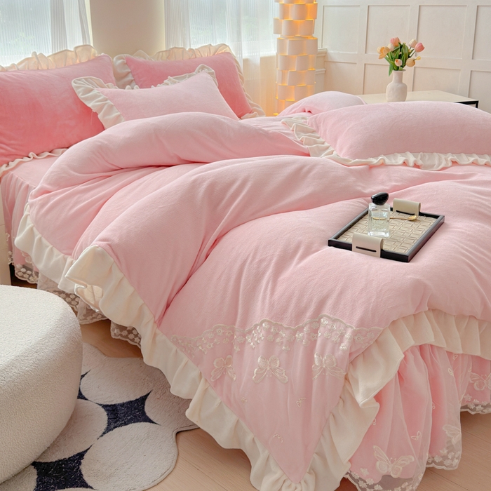 91家纺网 家纺一手货源 找家纺 睡美人 2025韩版蕾丝牛奶绒套件公主风床裙床单款四件套 花蝴蝶-公主粉