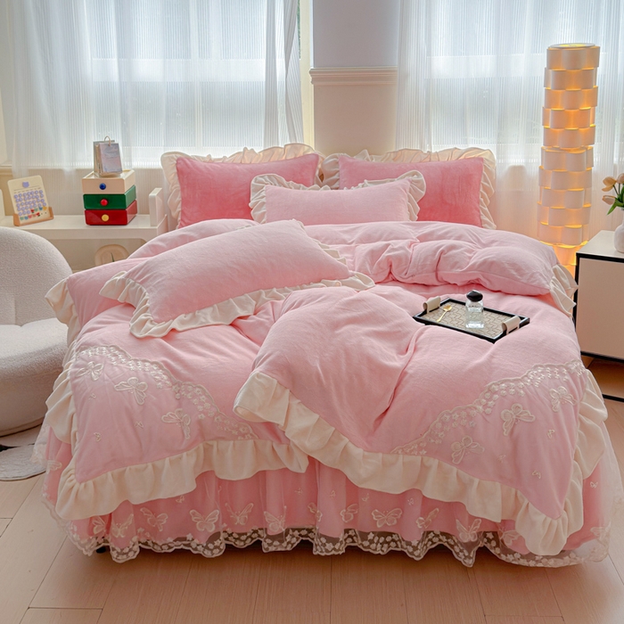 91家纺网 家纺一手货源 找家纺 睡美人 2025韩版蕾丝牛奶绒套件公主风床裙床单款四件套 花蝴蝶-公主粉