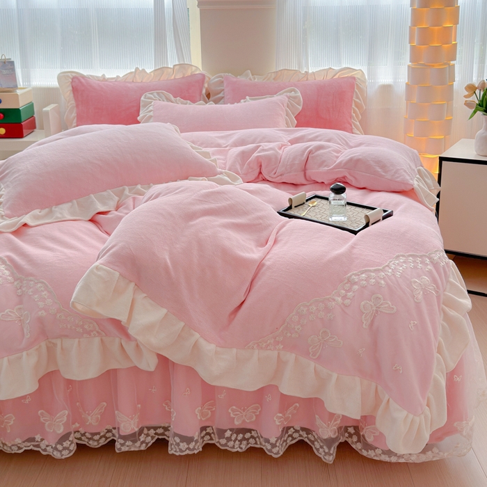 91家纺网 家纺一手货源 找家纺 睡美人 2025韩版蕾丝牛奶绒套件公主风床裙床单款四件套 花蝴蝶-公主粉