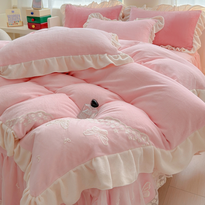 91家纺网 家纺一手货源 找家纺 睡美人 2025韩版蕾丝牛奶绒套件公主风床裙床单款四件套 花蝴蝶-公主粉