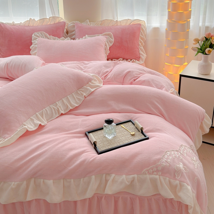 91家纺网 家纺一手货源 找家纺 睡美人 2025韩版蕾丝牛奶绒套件公主风床裙床单款四件套 花蝴蝶-公主粉