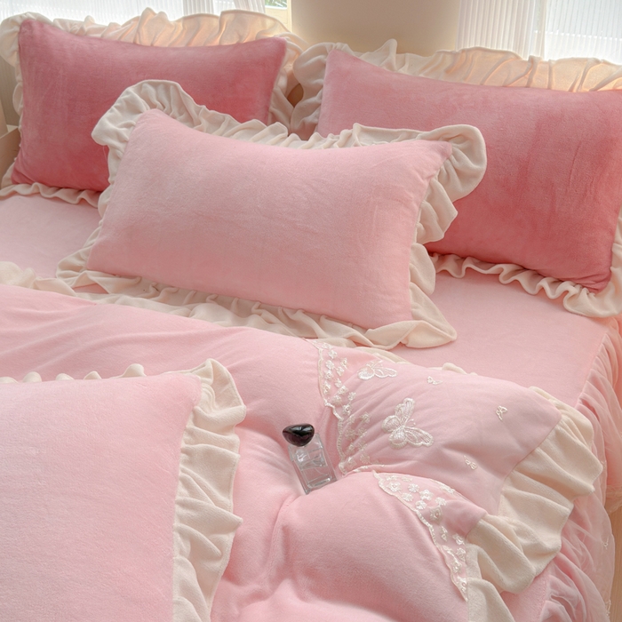 91家纺网 家纺一手货源 找家纺 睡美人 2025韩版蕾丝牛奶绒套件公主风床裙床单款四件套 花蝴蝶-公主粉