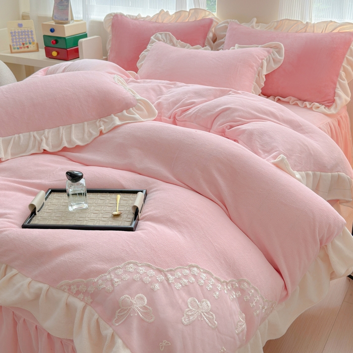 91家纺网 家纺一手货源 找家纺 睡美人 2025韩版蕾丝牛奶绒套件公主风床裙床单款四件套 花蝴蝶-公主粉