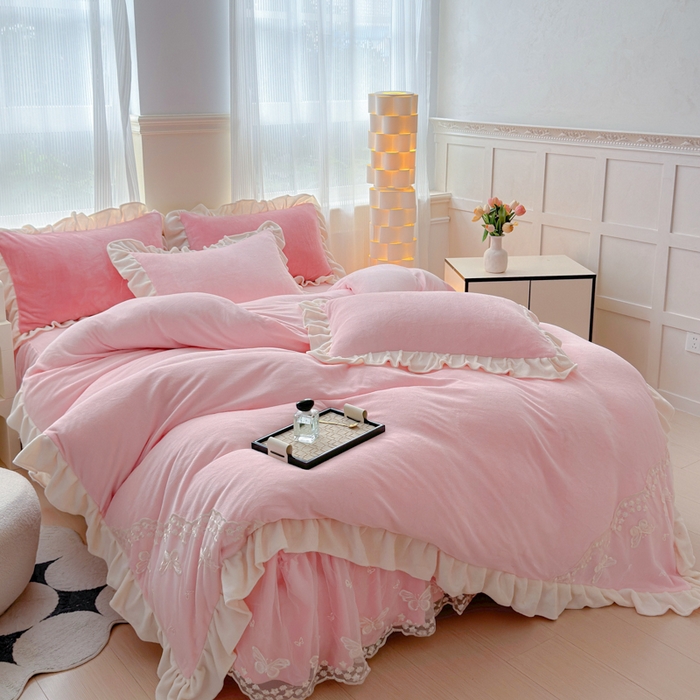 91家纺网 家纺一手货源 找家纺 睡美人 2025韩版蕾丝牛奶绒套件公主风床裙床单款四件套 花蝴蝶-公主粉
