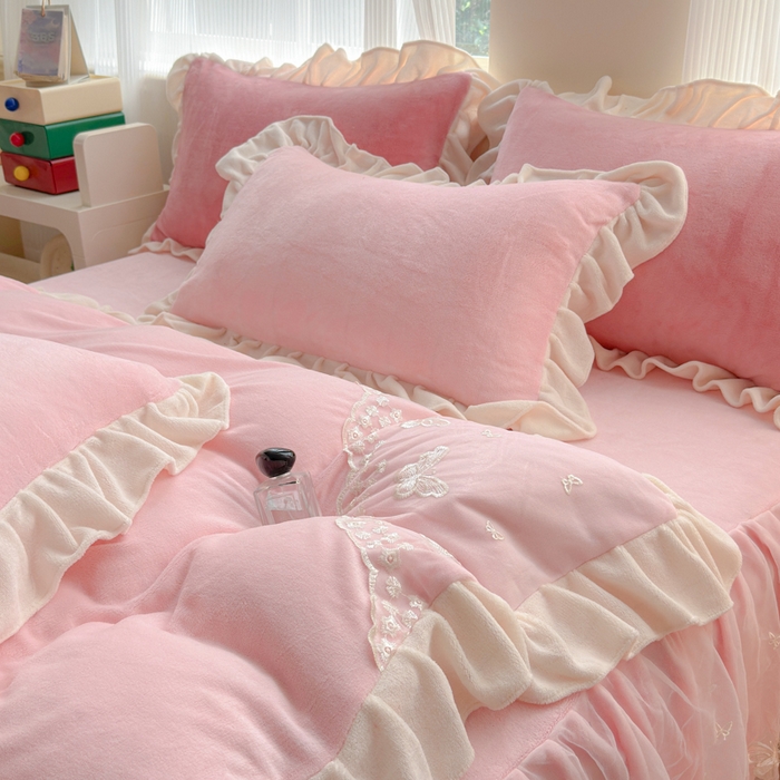 91家纺网 家纺一手货源 找家纺 睡美人 2025韩版蕾丝牛奶绒套件公主风床裙床单款四件套 花蝴蝶-公主粉