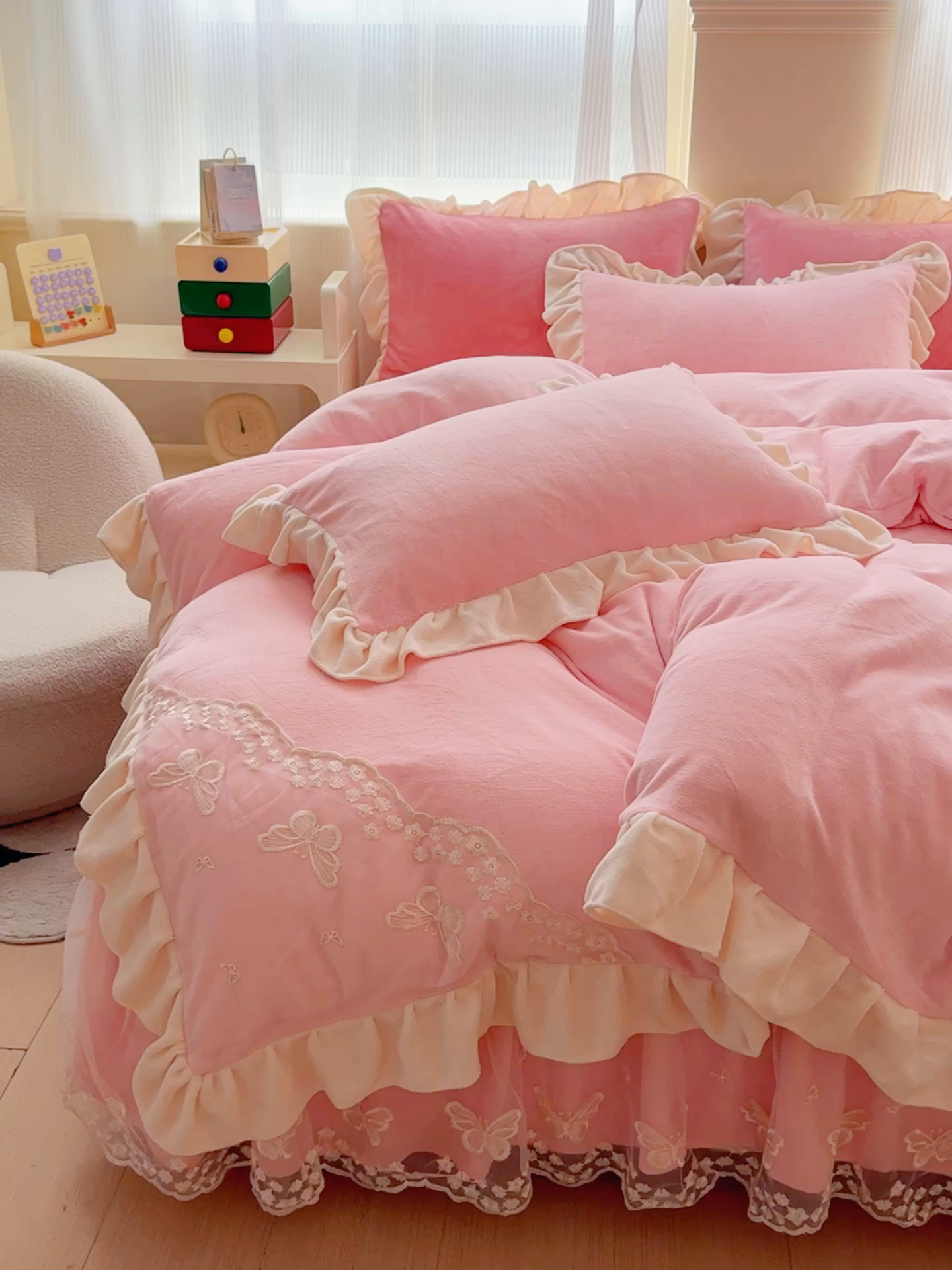 91家纺网 家纺一手货源 找家纺 睡美人 2025韩版蕾丝牛奶绒套件公主风床裙床单款四件套 花蝴蝶-公主粉