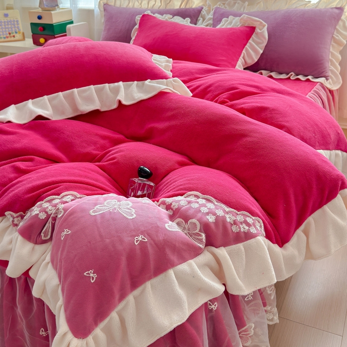 91家纺网 家纺一手货源 找家纺 睡美人 2025韩版蕾丝牛奶绒套件公主风床裙床单款四件套 花蝴蝶-酒红色