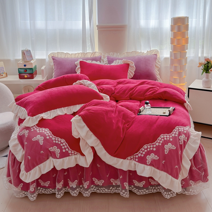 91家纺网 家纺一手货源 找家纺 睡美人 2025韩版蕾丝牛奶绒套件公主风床裙床单款四件套 花蝴蝶-酒红色