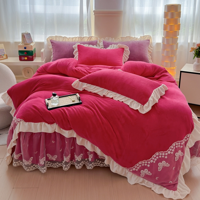 91家纺网 家纺一手货源 找家纺 睡美人 2025韩版蕾丝牛奶绒套件公主风床裙床单款四件套 花蝴蝶-酒红色