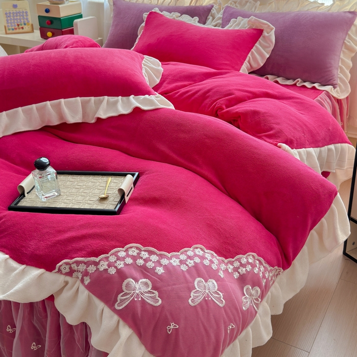 91家纺网 家纺一手货源 找家纺 睡美人 2025韩版蕾丝牛奶绒套件公主风床裙床单款四件套 花蝴蝶-酒红色