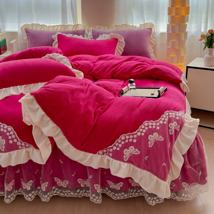 91家纺网 家纺一手货源 找家纺 睡美人 2025韩版蕾丝牛奶绒套件公主风床裙床单款四件套 花蝴蝶-酒红色