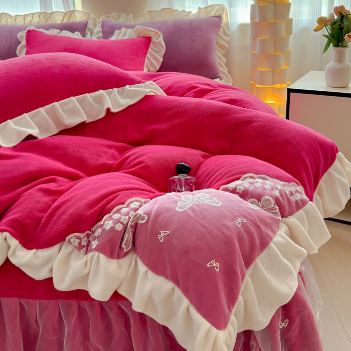 91家纺网 家纺一手货源 找家纺 睡美人 2025韩版蕾丝牛奶绒套件公主风床裙床单款四件套 花蝴蝶-酒红色