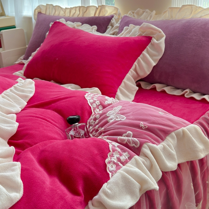 91家纺网 家纺一手货源 找家纺 睡美人 2025韩版蕾丝牛奶绒套件公主风床裙床单款四件套 花蝴蝶-酒红色