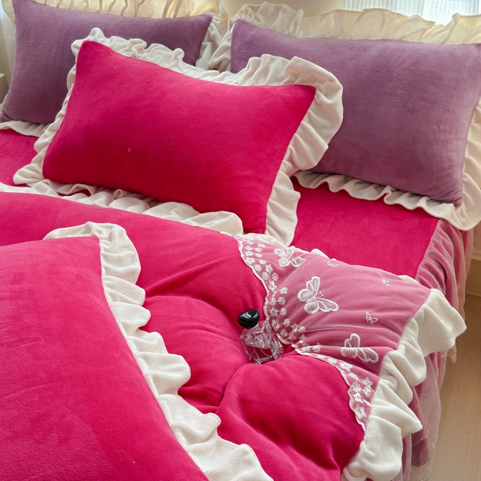 91家纺网 家纺一手货源 找家纺 睡美人 2025韩版蕾丝牛奶绒套件公主风床裙床单款四件套 花蝴蝶-酒红色