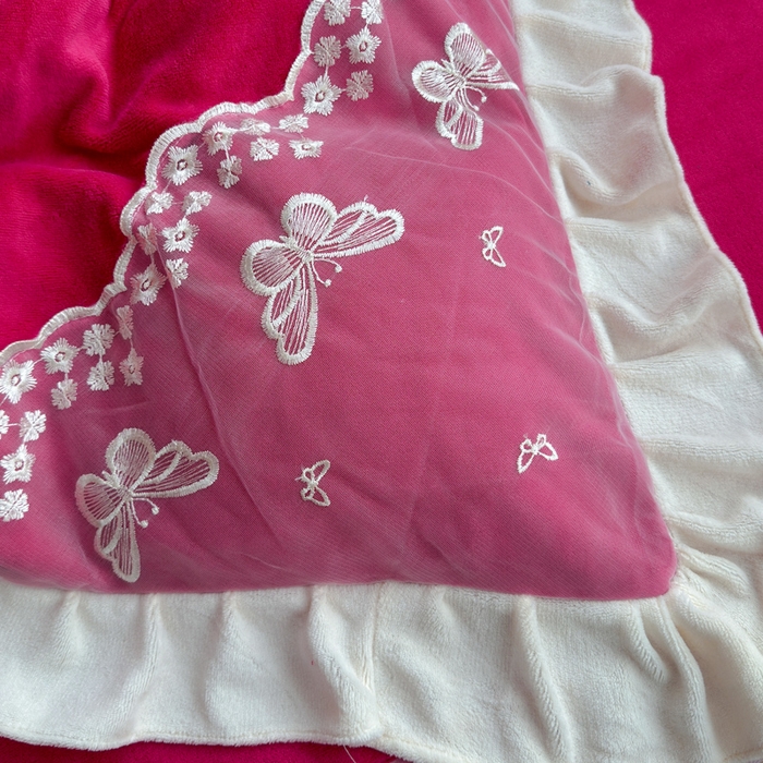 91家纺网 家纺一手货源 找家纺 睡美人 2025韩版蕾丝牛奶绒套件公主风床裙床单款四件套 花蝴蝶-酒红色