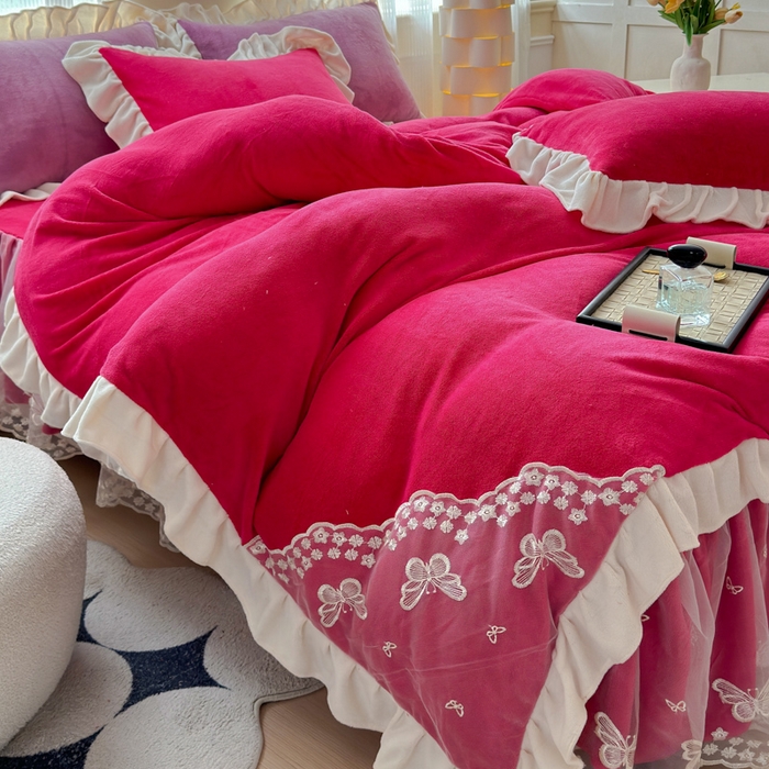 91家纺网 家纺一手货源 找家纺 睡美人 2025韩版蕾丝牛奶绒套件公主风床裙床单款四件套 花蝴蝶-酒红色