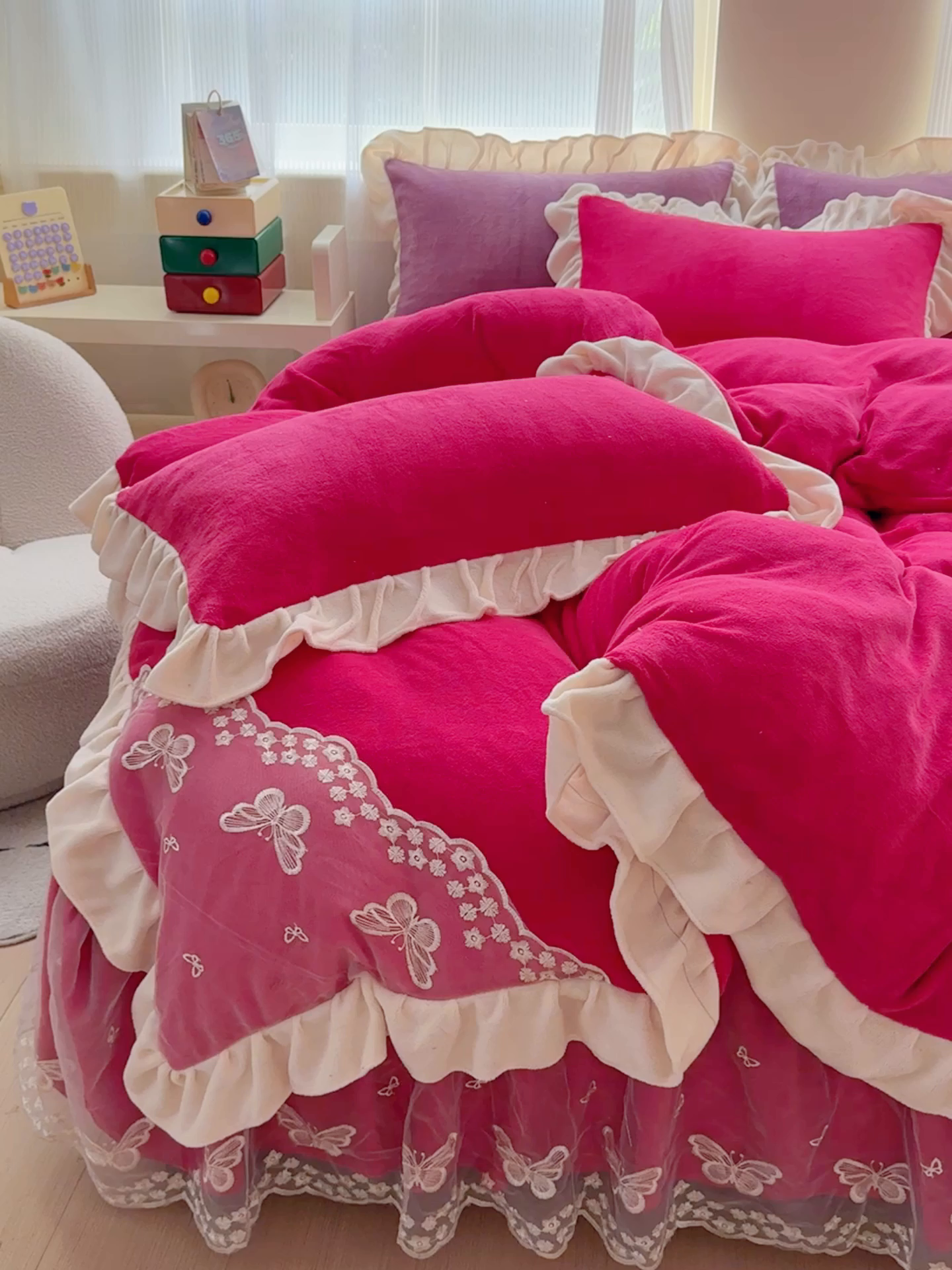 91家纺网 家纺一手货源 找家纺 睡美人 2025韩版蕾丝牛奶绒套件公主风床裙床单款四件套 花蝴蝶-酒红色