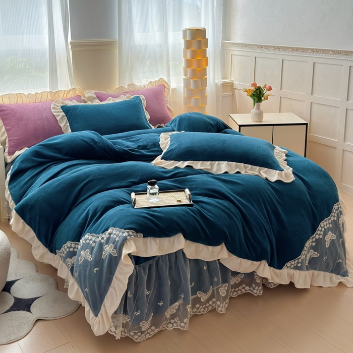 91家纺网 家纺一手货源 找家纺 睡美人 2025韩版蕾丝牛奶绒套件公主风床裙床单款四件套 花蝴蝶-孔雀蓝