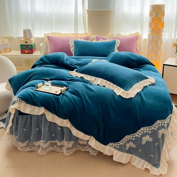 91家纺网 家纺一手货源 找家纺 睡美人 2025韩版蕾丝牛奶绒套件公主风床裙床单款四件套 花蝴蝶-孔雀蓝