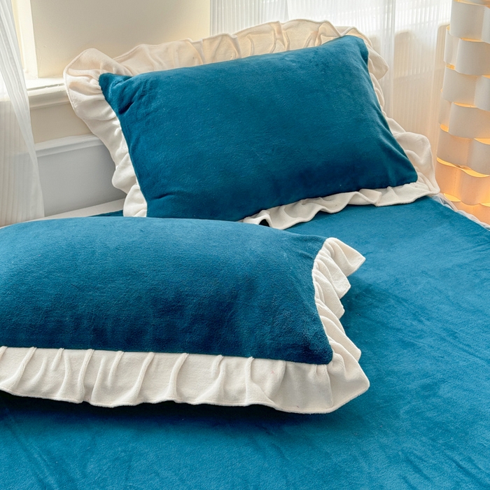 91家纺网 家纺一手货源 找家纺 睡美人 2025韩版蕾丝牛奶绒套件公主风床裙床单款四件套 花蝴蝶-孔雀蓝