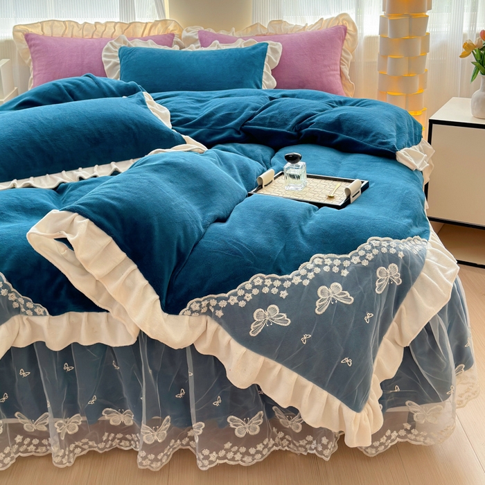 91家纺网 家纺一手货源 找家纺 睡美人 2025韩版蕾丝牛奶绒套件公主风床裙床单款四件套 花蝴蝶-孔雀蓝