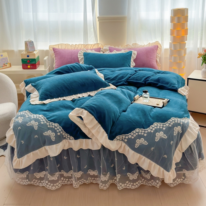 91家纺网 家纺一手货源 找家纺 睡美人 2025韩版蕾丝牛奶绒套件公主风床裙床单款四件套 花蝴蝶-孔雀蓝