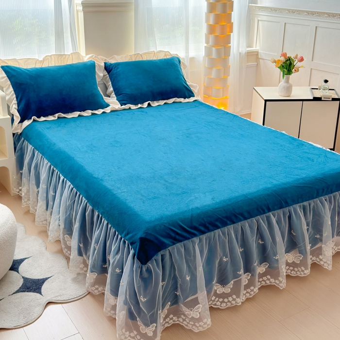 91家纺网 家纺一手货源 找家纺 睡美人 2025韩版蕾丝牛奶绒套件公主风床裙床单款四件套 花蝴蝶-孔雀蓝