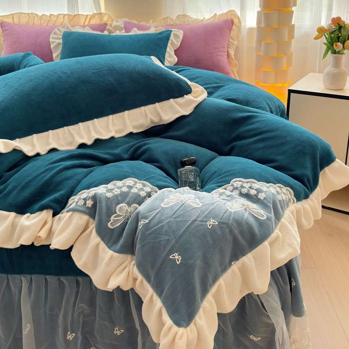 91家纺网 家纺一手货源 找家纺 睡美人 2025韩版蕾丝牛奶绒套件公主风床裙床单款四件套 花蝴蝶-孔雀蓝