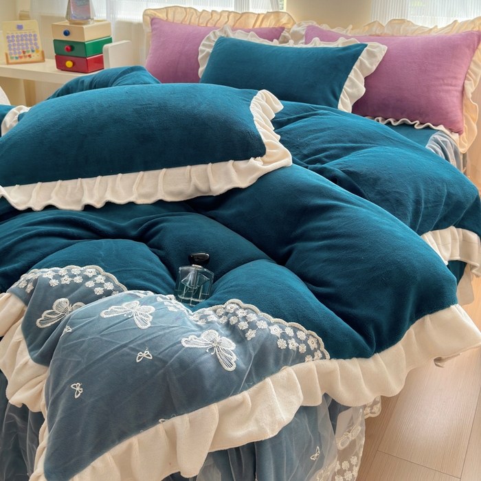 91家纺网 家纺一手货源 找家纺 睡美人 2025韩版蕾丝牛奶绒套件公主风床裙床单款四件套 花蝴蝶-孔雀蓝