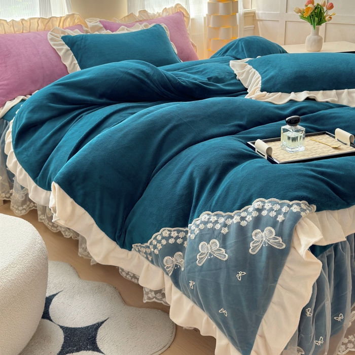 91家纺网 家纺一手货源 找家纺 睡美人 2025韩版蕾丝牛奶绒套件公主风床裙床单款四件套 花蝴蝶-孔雀蓝