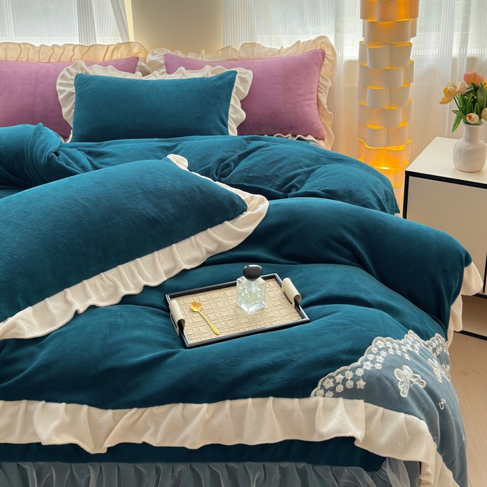 91家纺网 家纺一手货源 找家纺 睡美人 2025韩版蕾丝牛奶绒套件公主风床裙床单款四件套 花蝴蝶-孔雀蓝