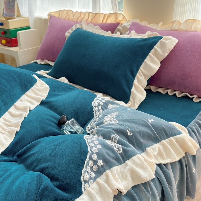 91家纺网 家纺一手货源 找家纺 睡美人 2025韩版蕾丝牛奶绒套件公主风床裙床单款四件套 花蝴蝶-孔雀蓝