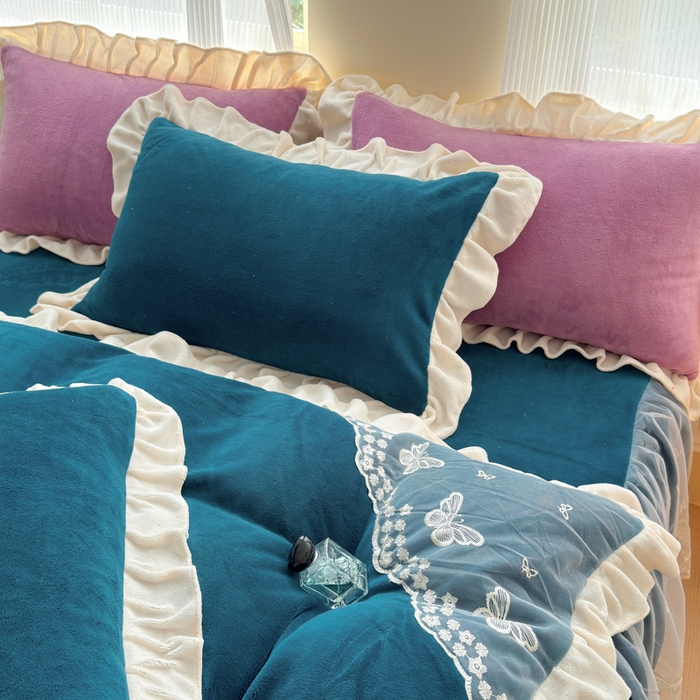 91家纺网 家纺一手货源 找家纺 睡美人 2025韩版蕾丝牛奶绒套件公主风床裙床单款四件套 花蝴蝶-孔雀蓝