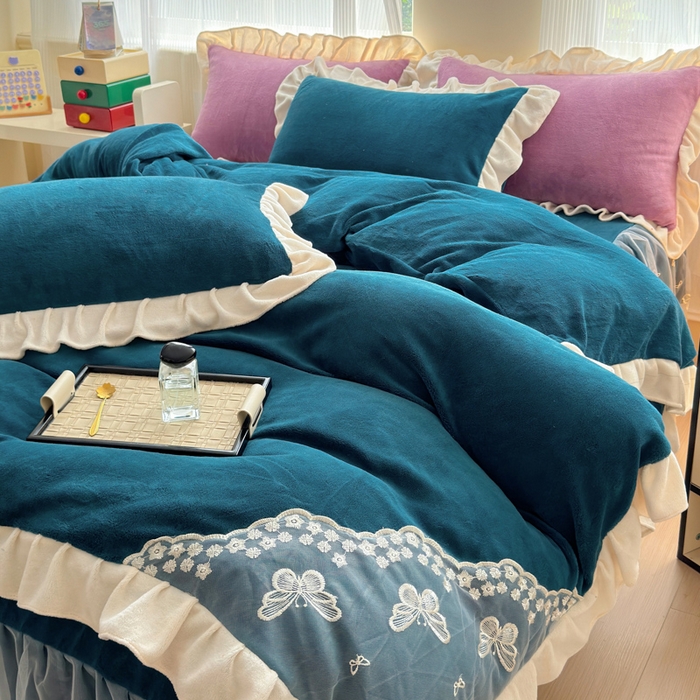 91家纺网 家纺一手货源 找家纺 睡美人 2025韩版蕾丝牛奶绒套件公主风床裙床单款四件套 花蝴蝶-孔雀蓝