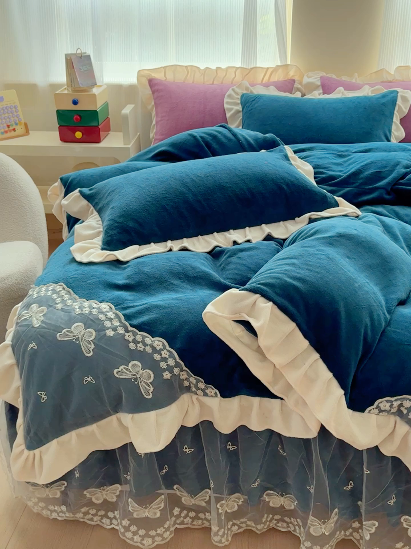 91家纺网 家纺一手货源 找家纺 睡美人 2025韩版蕾丝牛奶绒套件公主风床裙床单款四件套 花蝴蝶-孔雀蓝