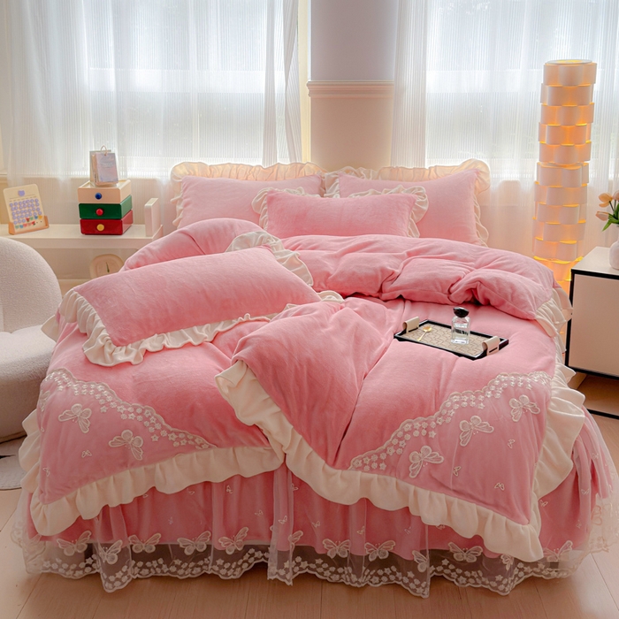 91家纺网 家纺一手货源 找家纺 睡美人 2025韩版蕾丝牛奶绒套件公主风床裙床单款四件套 花蝴蝶-桃粉色