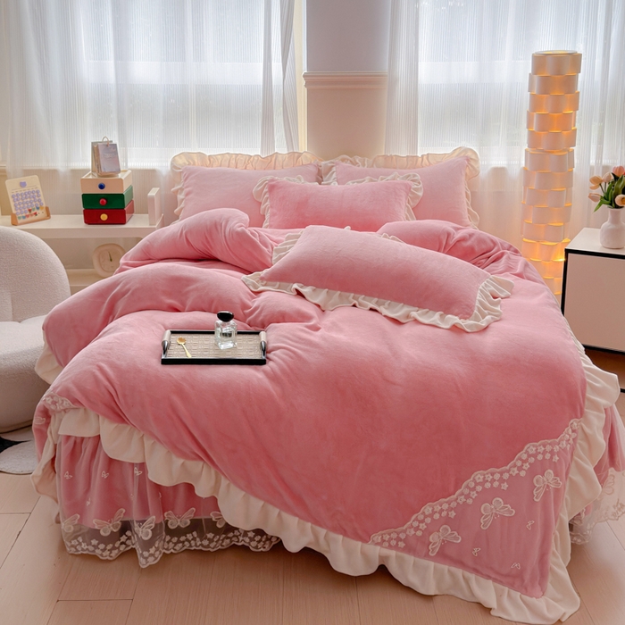 91家纺网 家纺一手货源 找家纺 睡美人 2025韩版蕾丝牛奶绒套件公主风床裙床单款四件套 花蝴蝶-桃粉色