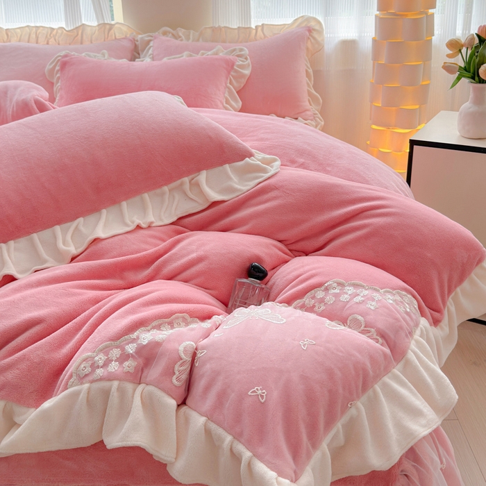 91家纺网 家纺一手货源 找家纺 睡美人 2025韩版蕾丝牛奶绒套件公主风床裙床单款四件套 花蝴蝶-桃粉色