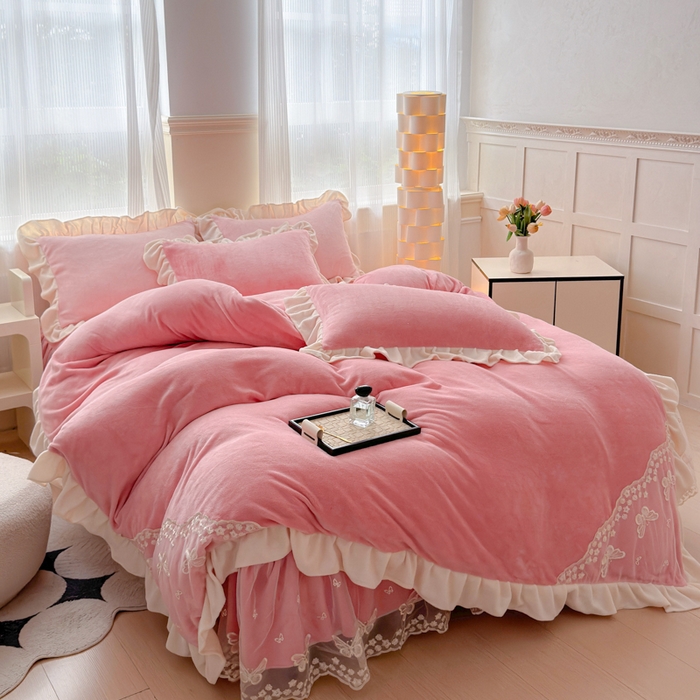 91家纺网 家纺一手货源 找家纺 睡美人 2025韩版蕾丝牛奶绒套件公主风床裙床单款四件套 花蝴蝶-桃粉色
