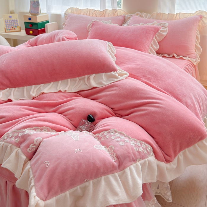 91家纺网 家纺一手货源 找家纺 睡美人 2025韩版蕾丝牛奶绒套件公主风床裙床单款四件套 花蝴蝶-桃粉色